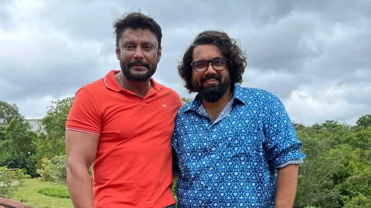 ದರ್ಶನ್ಗೆ ಜೈಲಲ್ಲೇ ಮದುವೆ ಆಮಂತ್ರಣ ಕೊಟ್ಟ ನಿರ್ದೇಶಕ ತರುಣ್ ಸುಧೀರ್ ದರ್ಶನ್ಗೆ ಜೈಲಲ್ಲೇ ಮದುವೆ ಆಮಂತ್ರಣ ಕೊಟ್ಟ ನಿರ್ದೇಶಕ ತರುಣ್ ಸುಧೀರ್
