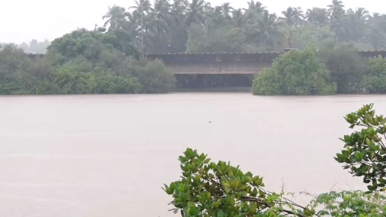 ದಾವಣಗೆರೆ ಜಿಲ್ಲೆ ಉಕ್ಕಡಗಾತ್ರಿಯಲ್ಲಿ ತುಂಗಭದ್ರಾ ನದಿಯ ನೀರಿನ ಮಟ್ಟ ಏರಿಕೆಯಾಗಿದೆ. ಉಕ್ಕಡಗಾತ್ರಿ ಸ್ನಾನಘಟ್ಟ ಹಾಗೂ ಅಂಗಡಿಗಳು ಮುಳುಗಡೆಯಾಗಿವೆ. ಇತ್ತ ಜಗಳೂರು ತಾಲೂಕಿನ 5 ದಶಕದ ಕನಸು ನನಸಾಗಿದ್ದು,  30 ಕೆರೆಗೆ ತುಂಗಭದ್ರ ನದಿ ನೀರು ಹರಿಯುತ್ತಿದೆ. ಶಿವಮೊಗ್ಗ ಜಿಲ್ಲೆಯ ಭದ್ರಾವತಿಯ ಭದ್ರಾ ಡ್ಯಾಂಗೆ ಒಂದೇ ದಿನ 2.6 ಅಡಿ ನೀರು ಹರಿದುಬಂದಿದೆ.