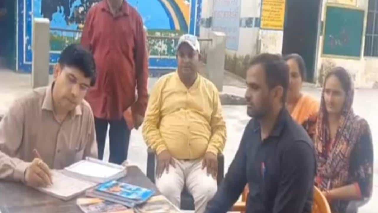ಮಕ್ಕಳಿಗೆ ಪಾಠ ಮಾಡುವುದು ಬಿಟ್ಟು ಮೊಬೈಲ್ನಲ್ಲಿ ಕ್ಯಾಂಡಿಕ್ರಷ್ ಆಡ್ತಿದ್ದ ಶಿಕ್ಷಕ ಅಮಾನತು ಮಕ್ಕಳಿಗೆ ಪಾಠ ಮಾಡುವುದು ಬಿಟ್ಟು ಮೊಬೈಲ್ನಲ್ಲಿ ಕ್ಯಾಂಡಿಕ್ರಷ್ ಆಡ್ತಿದ್ದ ಶಿಕ್ಷಕ ಅಮಾನತು