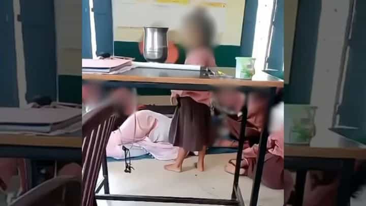 Video: ಕ್ಲಾಸ್ ರೂಮ್ನಲ್ಲೇ ನಿದ್ದೆಗೆ ಜಾರಿದ ಶಿಕ್ಷಕಿ, ಬೀಸಣಿಗೆಯಿಂದ ಗಾಳಿ ಹಾಕಿದ ಪುಟ್ಟ ಮಕ್ಕಳು: ವಿಡಿಯೋ ನೋಡಿ Video: ಕ್ಲಾಸ್ ರೂಮ್ನಲ್ಲೇ ನಿದ್ದೆಗೆ ಜಾರಿದ ಶಿಕ್ಷಕಿ, ಬೀಸಣಿಗೆಯಿಂದ ಗಾಳಿ ಹಾಕಿದ ಪುಟ್ಟ ಮಕ್ಕಳು: ವಿಡಿಯೋ ನೋಡಿ