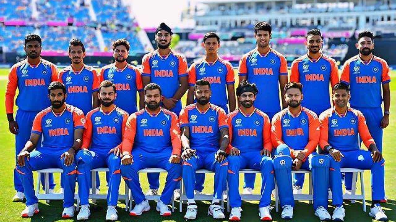 ಟಿ20 ವಿಶ್ವಕಪ್ ಮುಕ್ತಾಯದ ಬೆನ್ನಲ್ಲೇ ಟೀಮ್ ಇಂಡಿಯಾ (Team India) ನಾಯಕ ರೋಹಿತ್ ಶರ್ಮಾ (Rohit Sharma) ಟಿ20 ಅಂತಾರಾಷ್ಟ್ರೀಯ ಕ್ರಿಕೆಟ್ಗೆ ವಿದಾಯ ಹೇಳಿದ್ದಾರೆ. ಈ ವಿದಾಯದ ಬೆನ್ನಲ್ಲೇ ಭಾರತ ಟಿ20 ತಂಡದ ಮುಂದಿನ ನಾಯಕ ಯಾರೆಂಬ ಪ್ರಶ್ನೆಯೊಂದು ಹುಟ್ಟಿಕೊಂಡಿದೆ. ಈ ಪ್ರಶ್ನೆಗೆ ಉತ್ತರವಾಗಿ ಸದ್ಯ ನಾಲ್ವರ ಹೆಸರುಗಳು ಕೇಳಿ ಬರುತ್ತಿದೆ. ಅವರೆಂದರೆ....