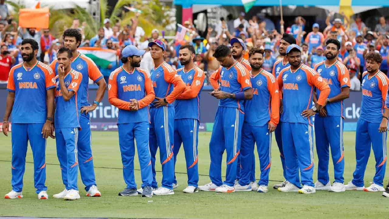 T20 World Cup 2024: ಟಿ20 ವಿಶ್ವಕಪ್ ಮುಕ್ತಾಯದ ಬೆನ್ನಲ್ಲೇ ಐವರು ಆಟಗಾರರು ಟಿ20 ಅಂತಾರಾಷ್ಟ್ರೀಯ ಕ್ರಿಕೆಟ್ಗೆ ವಿದಾಯ ಹೇಳಿದ್ದಾರೆ. ಈ ಐವರಲ್ಲಿ ಮೂವರು ಭಾರತೀಯರು ಎಂಬುದು ವಿಶೇಷ. ಅದರಂತೆ ಈ ಬಾರಿಯ ವಿಶ್ವಕಪ್ನೊಂದಿಗೆ ಟಿ20 ಅಂತಾರಾಷ್ಟ್ರೀಯ ಕೆರಿಯರ್ ಮುಗಿಸಿರುವ ಐವರು ಆಟಗಾರರ ಪಟ್ಟಿ ಈ ಕೆಳಗಿನಂತಿದೆ...