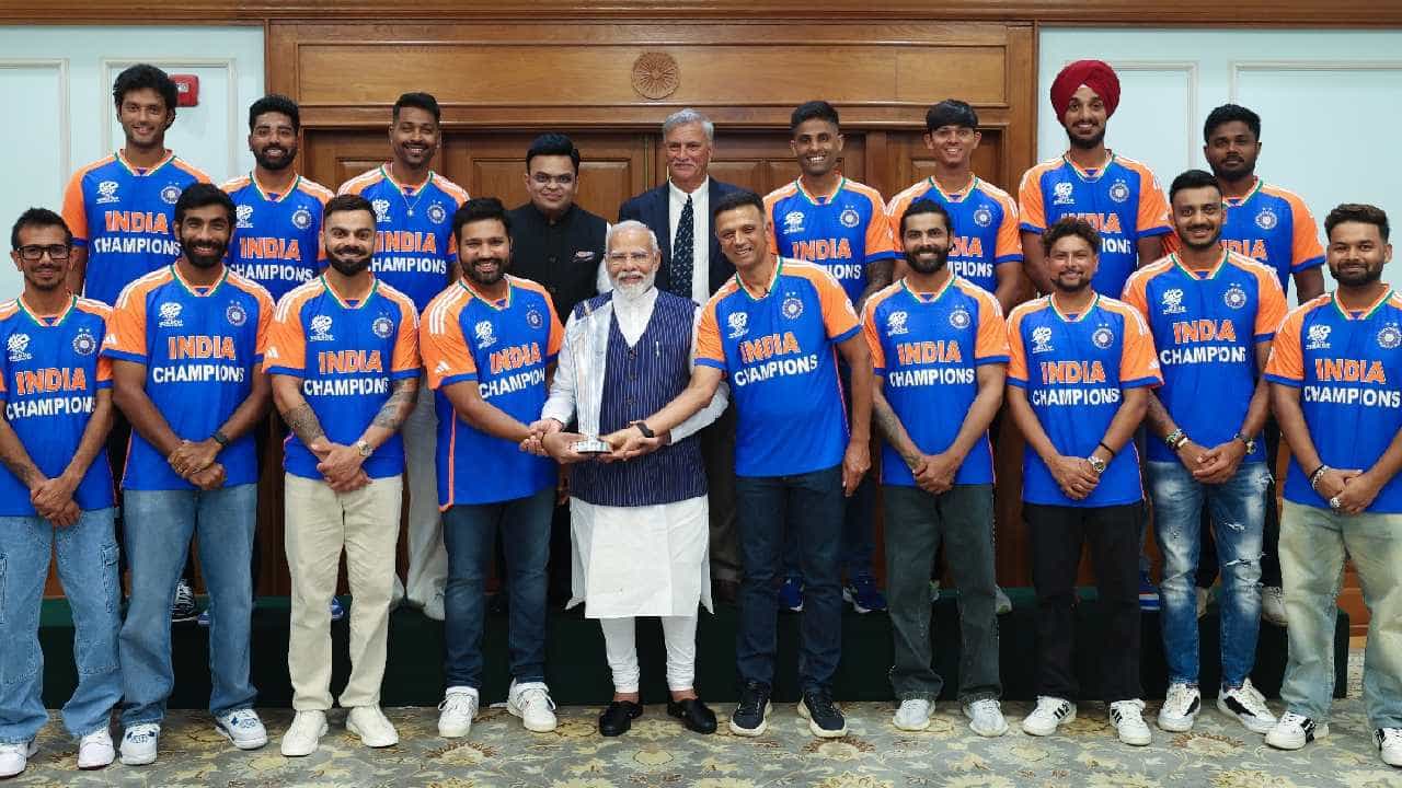 ಟಿ20 ವಿಶ್ವಕಪ್ ಗೆದ್ದು ಆಗಮಿಸಿರುವ ಟೀಮ್ ಇಂಡಿಯಾ ಆಟಗಾರರು ಇಂದು (ಜು.4) ಪ್ರಧಾನಿ ನರೇಂದ್ರ ಮೋದಿ ಅವರನ್ನು ಭೇಟಿಯಾಗಿದ್ದಾರೆ. ಬಾರ್ಬಡೋಸ್ನಿಂದ ಗುರುವಾರ ಮುಂಜಾನೆ ದೆಹಲಿಗೆ ಬಂದಿಳಿದ ಟೀಮ್ ಇಂಡಿಯಾ ಆಟಗಾರರು ನವದೆಹಲಿಯ ಲೋಕ್ ಕಲ್ಯಾಣ್ ಮಾರ್ಗ್ನಲ್ಲಿರುವ ಪ್ರಧಾನಿ ನಿವಾಸಕ್ಕೆ ಆಗಮಿಸಿದ್ದರು.
