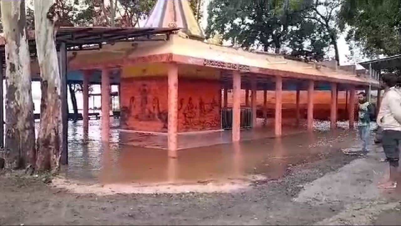 ಸಪ್ತ ನದಿಗಳಿಂದ ಬೆಳಗಾವಿಯಲ್ಲಿ ಅವಾಂತರ: 22 ಸೇತುವೆ ಮುಳುಗಡೆ, 160 ಮನೆಗಳು ಕುಸಿತ ದೇವಸ್ಥಾನಗಳಿಗೆ ನುಗ್ಗಿದ ನೀರು ಸಪ್ತ ನದಿಗಳಿಂದ ಬೆಳಗಾವಿಯಲ್ಲಿ ಅವಾಂತರ: 22 ಸೇತುವೆ ಮುಳುಗಡೆ, 160 ಮನೆಗಳು ಕುಸಿತ ದೇವಸ್ಥಾನಗಳಿಗೆ ನುಗ್ಗಿದ ನೀರು