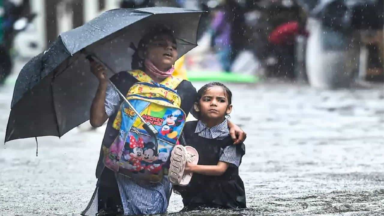 ಭಾರೀ ಮಳೆ; ಬೆಳಗಾವಿ ಜಿಲ್ಲೆಯ 4 ತಾಲೂಕಿನ ಶಾಲೆಗಳಿಗೆ ನಾಳೆ ರಜೆ ಭಾರೀ ಮಳೆ; ಬೆಳಗಾವಿ ಜಿಲ್ಲೆಯ 4 ತಾಲೂಕಿನ ಶಾಲೆಗಳಿಗೆ ನಾಳೆ ರಜೆ