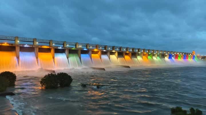 ವಿದ್ಯುತ್ ದೀಪದ ಬೆಳಕಲ್ಲಿ ಕಣ್ಮನ ಸೆಳೆದ ತುಂಗಭದ್ರಾ ಜಲಾಶಯ, ವಿಡಿಯೋ ಇದೆ ನೋಡಿ ವಿದ್ಯುತ್ ದೀಪದ ಬೆಳಕಲ್ಲಿ ಕಣ್ಮನ ಸೆಳೆದ ತುಂಗಭದ್ರಾ ಜಲಾಶಯ, ವಿಡಿಯೋ ಇದೆ ನೋಡಿ