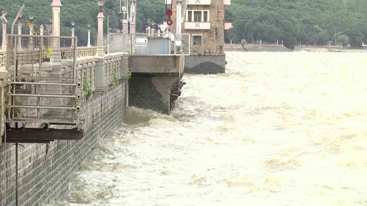 ಮಲೆನಾಡಿನಲ್ಲಿ ಉತ್ತಮ ಮಳೆಯಾಗುತ್ತಿರುವುದರಿಂದ ಕೊಪ್ಪಳ ತಾಲೂಕಿನ ತುಂಗಭದ್ರಾ ಜಲಾಶಯ ಬಹುತೇಕ ಭರ್ತಿಯಾಗುವ ಹಂತಕ್ಕೆ ಬಂದಿದೆ. 105.788 ಟಿಎಂಸಿ ನೀರು ಸಂಗ್ರಹ ಸಾಮರ್ಥ್ಯವನ್ನು ಹೊಂದಿರುವ ಡ್ಯಾಂನಲ್ಲಿ ಸದ್ಯ 97 ಟಿಎಂಸಿ ನೀರು ಸಂಗ್ರಹವಾಗಿದೆ. ಇನ್ನು ಡ್ಯಾಂಗೆ 84 ಸಾವಿರ ಕ್ಯೂಸೆಕ್ ನೀರಿನ ಒಳಹರಿವು ಇರುವುದರಿಂದ ನಾಳೆಯೊಳಗೆ ಡ್ಯಾಂ ಸಂಪೂರ್ಣವಾಗಿ ಭರ್ತಿಯಾಗಲಿದೆ.