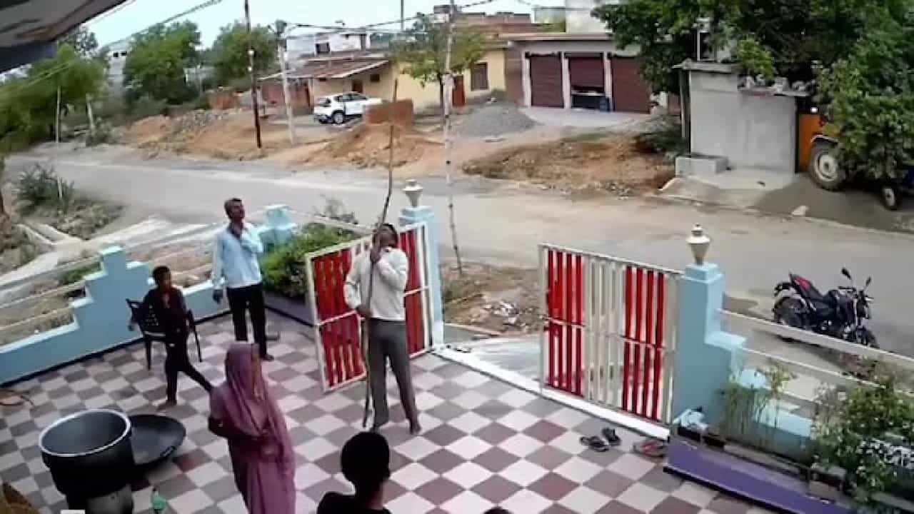 Viral Video: ಆಕಸ್ಮಿಕವಾಗಿ ಕೋಲಿನಿಂದ ವಿದ್ಯುತ್ ಲೈನ್ ಸ್ಪರ್ಶಿಸಿದ ವ್ಯಕ್ತಿ ಸಾವು; ಆಘಾತಕಾರಿ ಘಟನೆಯ ವಿಡಿಯೋ ವೈರಲ್ Viral Video: ಆಕಸ್ಮಿಕವಾಗಿ ಕೋಲಿನಿಂದ ವಿದ್ಯುತ್ ಲೈನ್ ಸ್ಪರ್ಶಿಸಿದ ವ್ಯಕ್ತಿ ಸಾವು; ಆಘಾತಕಾರಿ ಘಟನೆಯ ವಿಡಿಯೋ ವೈರಲ್