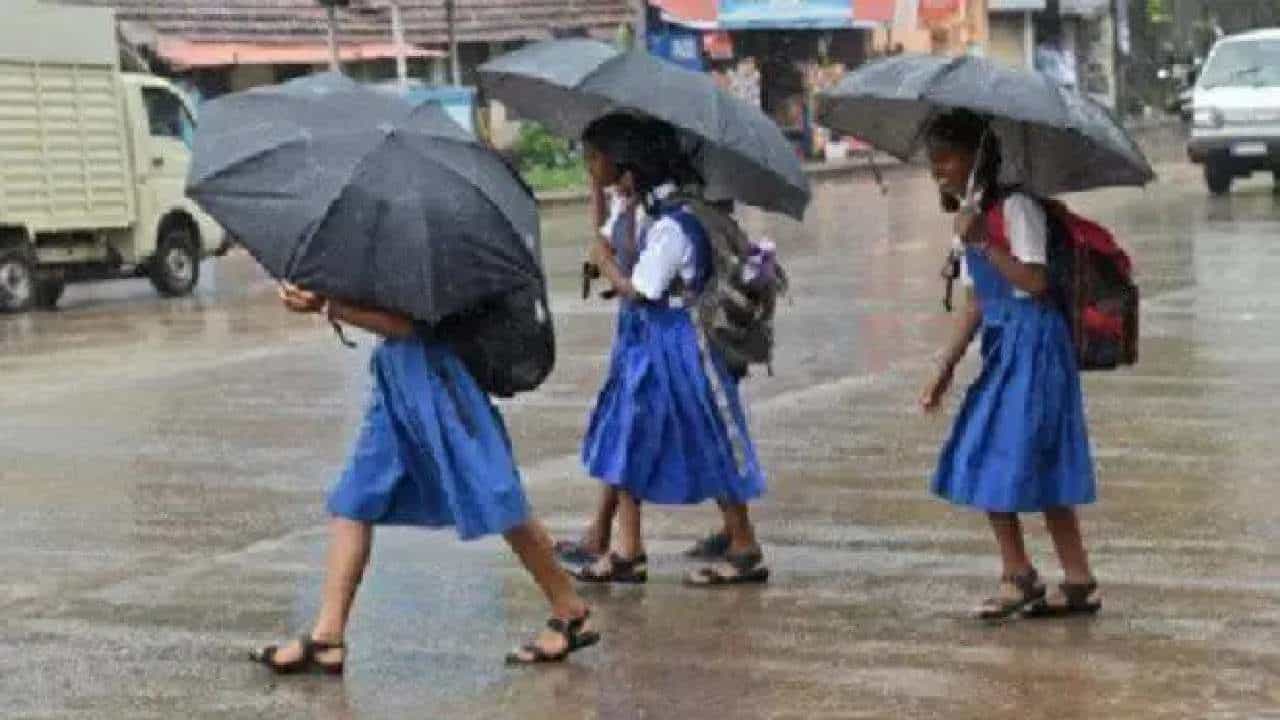 ಕರ್ನಾಟಕದಲ್ಲಿ ಭಾರೀ ಮಳೆ: ಈ ಜಿಲ್ಲೆಗಳಲ್ಲಿ ನಾಳೆ ಶಾಲಾ-ಕಾಲೇಜುಗಳಿಗೆ ರಜೆ ಘೋಷಣೆ ಕರ್ನಾಟಕದಲ್ಲಿ ಭಾರೀ ಮಳೆ: ಈ ಜಿಲ್ಲೆಗಳಲ್ಲಿ ನಾಳೆ ಶಾಲಾ-ಕಾಲೇಜುಗಳಿಗೆ ರಜೆ ಘೋಷಣೆ