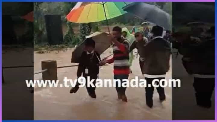 ಊರಿಗೆ ಊರೂ ಮುಳುಗಿದರು, ಶಾಲೆಗೆ ಮಾತ್ರ ಹೋಗ್ಲೇಬೇಕು, ಹಾಸನ ಜಿಲ್ಲಾಡಳಿತದ ವಿರುದ್ಧ ಪೋಷಕರ ಆಕ್ರೋಶ ಊರಿಗೆ ಊರೂ ಮುಳುಗಿದರು, ಶಾಲೆಗೆ ಮಾತ್ರ ಹೋಗ್ಲೇಬೇಕು, ಹಾಸನ ಜಿಲ್ಲಾಡಳಿತದ ವಿರುದ್ಧ ಪೋಷಕರ ಆಕ್ರೋಶ