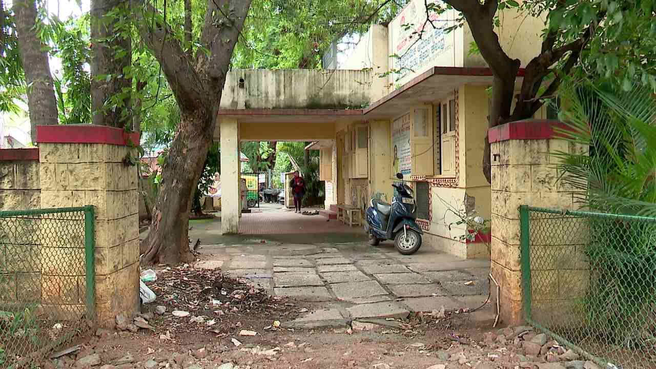 ಕುಡುಕರ ಅಡ್ಡೆಯಂತಾದ ಬಿಬಿಎಂಪಿ ಆಸ್ಪತ್ರೆ ಆವರಣ; ರಾತ್ರಿಯಾದ್ರೆ ಆಸ್ಪತ್ರೆ ಅಂಗಳವೇ ಬಾರು, ಸುತ್ತಮುತ್ತ ಕಸದ ದರ್ಬಾರು!