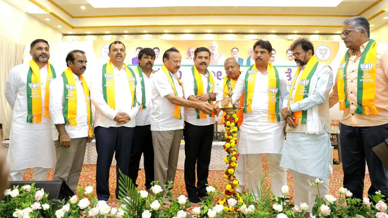 ಬಿಜೆಪಿ-ಜೆಡಿಎಸ್ನಿಂದ ಮೈಸೂರು ಪಾದಯಾತ್ರೆ: ಎಲ್ಲಿಂದ, ಎಷ್ಟು ಗಂಟೆಗೆ ಆರಂಭ? ವಿವರ ನೀಡಿದ ವಿಜಯೇಂದ್ರ ಬಿಜೆಪಿ-ಜೆಡಿಎಸ್ನಿಂದ ಮೈಸೂರು ಪಾದಯಾತ್ರೆ: ಎಲ್ಲಿಂದ, ಎಷ್ಟು ಗಂಟೆಗೆ ಆರಂಭ? ವಿವರ ನೀಡಿದ ವಿಜಯೇಂದ್ರ