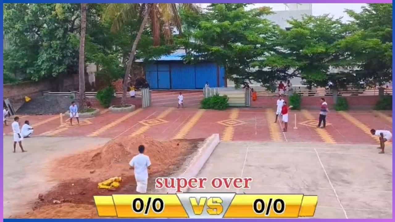 Video : ಪಂಚೆ ತೊಟ್ಟು ಕ್ರಿಕೆಟ್ ಆಡುತ್ತಿರುವ ಯುವಕರು, ಸಂಸ್ಕೃತದಲ್ಲಿ ಕಾಮೆಂಟರಿ Video : ಪಂಚೆ ತೊಟ್ಟು ಕ್ರಿಕೆಟ್ ಆಡುತ್ತಿರುವ ಯುವಕರು, ಸಂಸ್ಕೃತದಲ್ಲಿ ಕಾಮೆಂಟರಿ