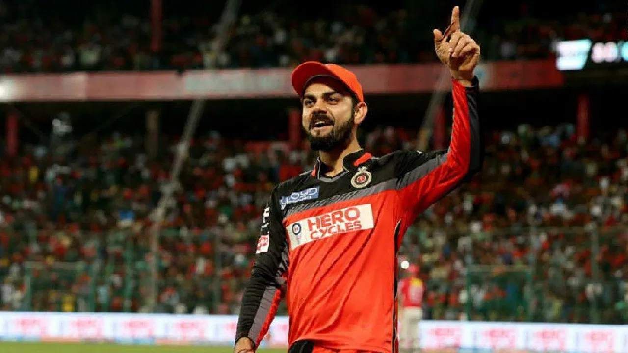 RCB ತಂಡವನ್ನು 143 ಪಂದ್ಯಗಳಲ್ಲಿ ಮುನ್ನಡೆಸಿರುವ ವಿರಾಟ್ ಕೊಹ್ಲಿ 66 ಪಂದ್ಯಗಳಲ್ಲಿ ಜಯ ತಂದುಕೊಟ್ಟಿದ್ದಾರೆ. ಅಲ್ಲದೆ ಕಿಂಗ್ ಕೊಹ್ಲಿ ನಾಯಕತ್ವದಲ್ಲೇ ಆರ್​ಸಿಬಿ 2016 ರಲ್ಲಿ ಫೈನಲ್​ಗೆ ಪ್ರವೇಶಿಸಿದರೆ, 3 ಬಾರಿ ಪ್ಲೇಆಫ್ಸ್ ಆಡಿತ್ತು. ಹೀಗಾಗಿ ರಾಯಲ್ ಚಾಲೆಂಜರ್ಸ್ ಬೆಂಗಳೂರು ಫ್ರಾಂಚೈಸಿಯು ಕಿಂಗ್ ಕೊಹ್ಲಿಗೆ ಮತ್ತೆ ನಾಯಕನ ಪಟ್ಟ ನೀಡುವ ಸಾಧ್ಯತೆಯಿದೆ.