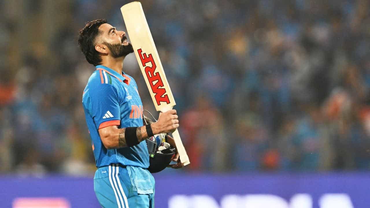 ಟಿ20 ವಿಶ್ವಕಪ್ ಬಳಿಕ ವಿರಾಟ್ ಕೊಹ್ಲಿ (Virat Kohli) ಮತ್ತೆ ಕಣಕ್ಕಿಳಿಯಲು ಸಜ್ಜಾಗಿದ್ದಾರೆ. ಆಗಸ್ಟ್ 2 ರಿಂದ ಶುರುವಾಗಲಿರುವ ಶ್ರೀಲಂಕಾ ವಿರುದ್ಧದ ಏಕದಿನ ಸರಣಿಯಲ್ಲಿ ಕೊಹ್ಲಿ 3ನೇ ಕ್ರಮಾಂಕದಲ್ಲಿ ಬ್ಯಾಟ್ ಬೀಸಲಿದ್ದಾರೆ. ವಿಶೇಷ ಎಂದರೆ ಇದೇ ಸರಣಿ ಮೂಲಕ ಎರಡು ವಿಶ್ವ ದಾಖಲೆಗಳನ್ನು ಬರೆಯುವ ಅವಕಾಶ ಕಿಂಗ್ ಕೊಹ್ಲಿ ಮುಂದಿದೆ.