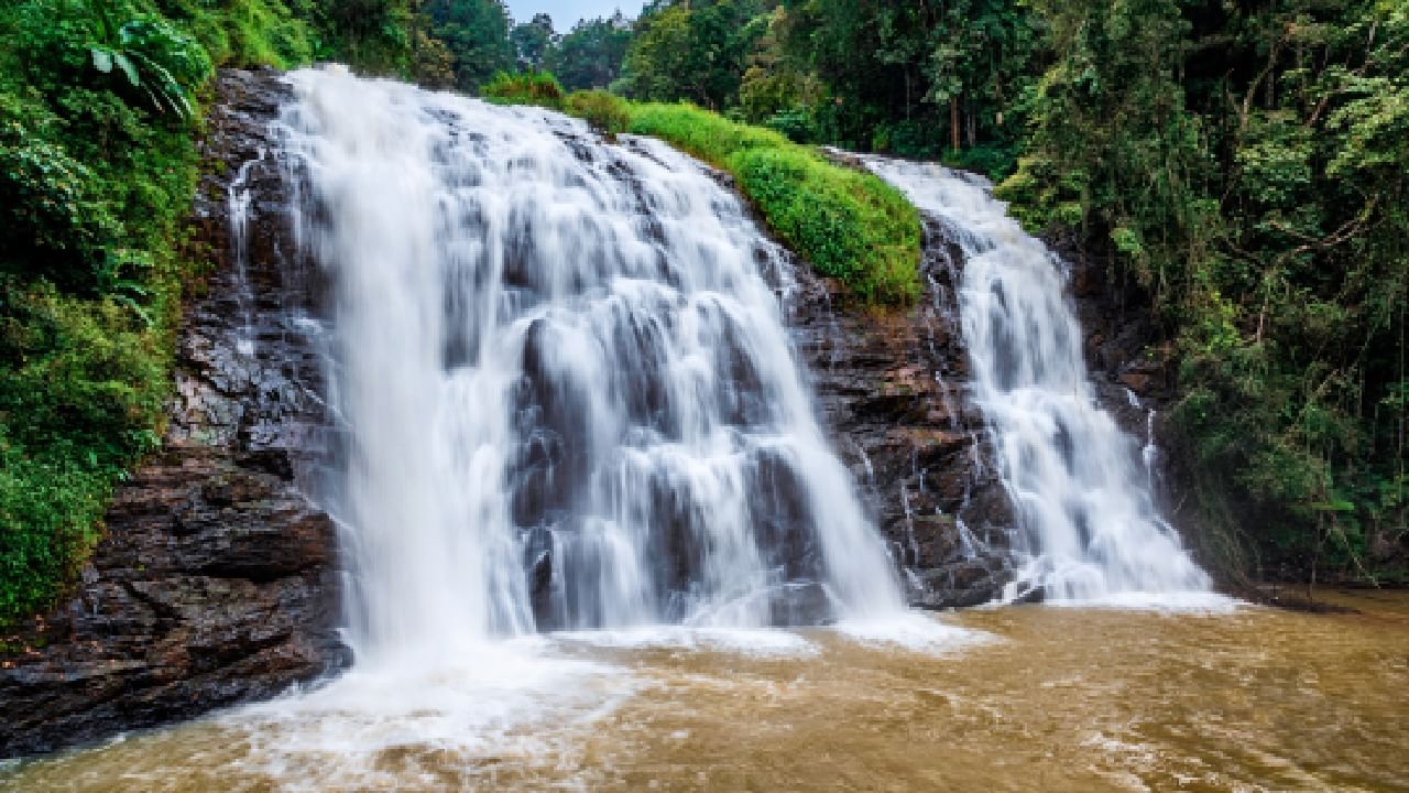 ಭಾರತವು ನೈಸರ್ಗಿಕ ಅದ್ಭುತಗಳ ನಾಡು. ಜಲಪಾತಗಳು ಇದಕ್ಕೆ ಹೊರತಾಗಿಲ್ಲ. ಮಾನ್ಸೂನ್ ಆಗಮನದೊಂದಿಗೆ ಈ ಭವ್ಯವಾದ ಜಲಪಾತಗಳು ಜೀವ ತುಂಬಿಕೊಳ್ಳುತ್ತವೆ. 