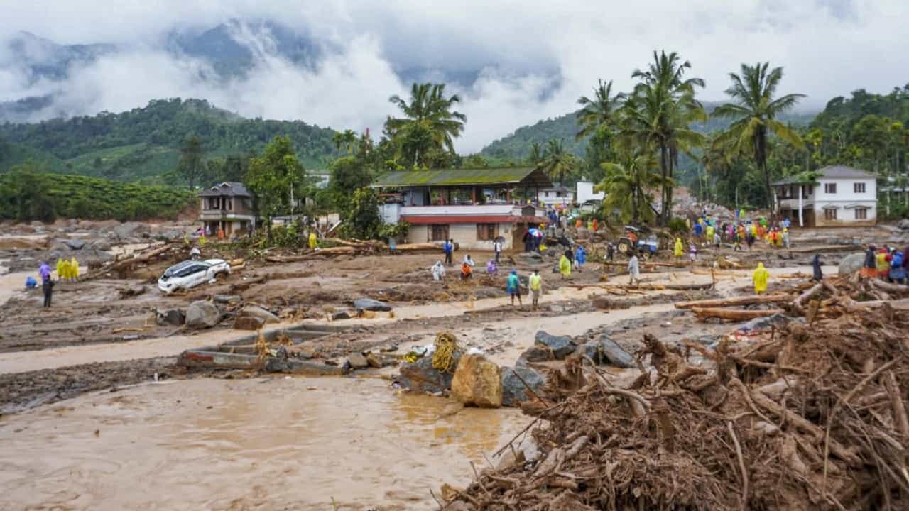 Wayanad Landslide: ವಯನಾಡು ಭೂಕುಸಿತದಲ್ಲಿ 104 ಜನ ಸಾವು; ಒಗ್ಗಟ್ಟಾಗಿ ರಕ್ಷಣಾ ಕಾರ್ಯಾಚರಣೆಗೆ ಕೇರಳ ಸಿಎಂ ಕರೆ Wayanad Landslide: ವಯನಾಡು ಭೂಕುಸಿತದಲ್ಲಿ 104 ಜನ ಸಾವು; ಒಗ್ಗಟ್ಟಾಗಿ ರಕ್ಷಣಾ ಕಾರ್ಯಾಚರಣೆಗೆ ಕೇರಳ ಸಿಎಂ ಕರೆ