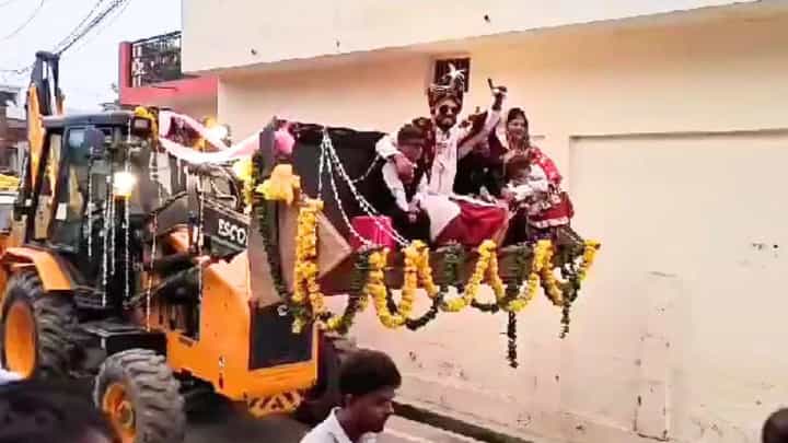 ಬುಲ್ಡೋಜರ್ನಲ್ಲಿ ಮಂಟಪಕ್ಕೆ ಮದುಮಗ ಎಂಟ್ರಿ; ಯೋಗಿ ಅಭಿಮಾನಿಯ ವಿಡಿಯೋ ವೈರಲ್ ಬುಲ್ಡೋಜರ್ನಲ್ಲಿ ಮಂಟಪಕ್ಕೆ ಮದುಮಗ ಎಂಟ್ರಿ; ಯೋಗಿ ಅಭಿಮಾನಿಯ ವಿಡಿಯೋ ವೈರಲ್