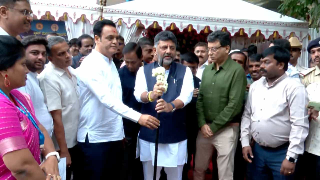 ಬೆಂಗಳೂರು: ವೈಟ್ ಟಾಪಿಂಗ್ ಕಾಮಗಾರಿ ಚಾಲನೆ ವೇಳೆ ಡಿಕೆ ಶಿವಕುಮಾರ್ ಶೂ ಕಳವು! ಬೆಂಗಳೂರು: ವೈಟ್ ಟಾಪಿಂಗ್ ಕಾಮಗಾರಿ ಚಾಲನೆ ವೇಳೆ ಡಿಕೆ ಶಿವಕುಮಾರ್ ಶೂ ಕಳವು!
