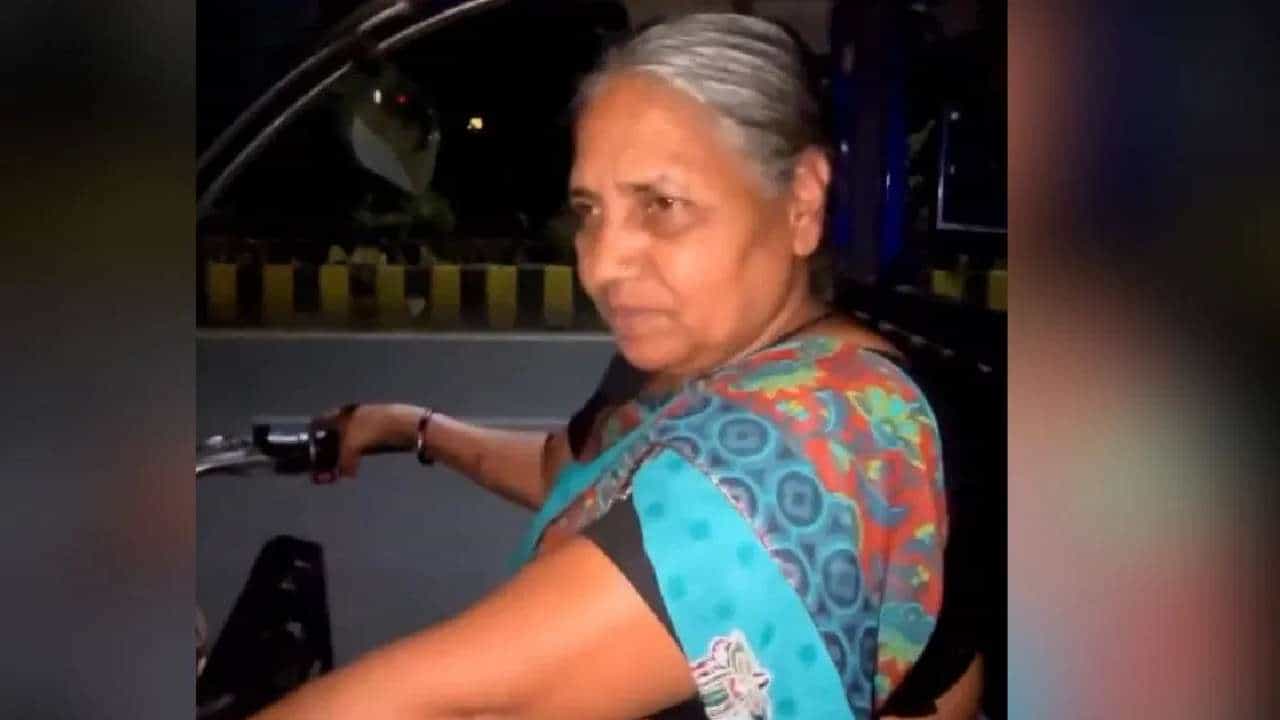Viral Video: 55ರ ಹರೆಯದಲ್ಲೂ ರಿಕ್ಷಾ ಓಡಿಸಿ ಸ್ವಾವಲಂಬಿ ಜೀವನ ನಡೆಸುತ್ತಿರುವ ಮಹಿಳೆ Viral Video: 55ರ ಹರೆಯದಲ್ಲೂ ರಿಕ್ಷಾ ಓಡಿಸಿ ಸ್ವಾವಲಂಬಿ ಜೀವನ ನಡೆಸುತ್ತಿರುವ ಮಹಿಳೆ