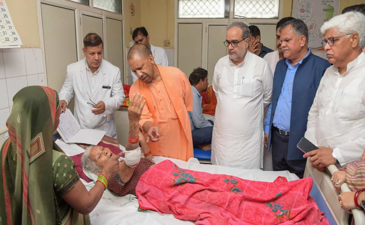ಹಾಥರಸ್ ಕಾಲ್ತುಳಿತ: ಸಾವಿನ ಸಂಖ್ಯೆ 121ಕ್ಕೆ ಏರಿಕೆ; ಘಟನೆ ಬಗ್ಗೆ ನ್ಯಾಯಾಂಗ ತನಿಖೆಗೆ ಆದೇಶ ಹಾಥರಸ್ ಕಾಲ್ತುಳಿತ: ಸಾವಿನ ಸಂಖ್ಯೆ 121ಕ್ಕೆ ಏರಿಕೆ; ಘಟನೆ ಬಗ್ಗೆ ನ್ಯಾಯಾಂಗ ತನಿಖೆಗೆ ಆದೇಶ