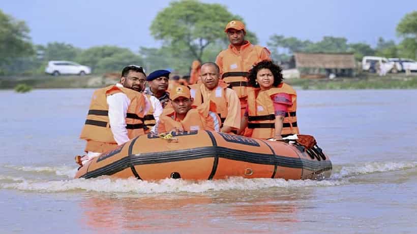ಉತ್ತರ ಪ್ರದೇಶದಲ್ಲಿ ಪ್ರವಾಹ; ಲೈಫ್ ಬೋಟ್ನಲ್ಲಿ ನೆರೆಪೀಡಿತ ಪ್ರದೇಶಗಳಿಗೆ ಸಿಎಂ ಯೋಗಿ ಆದಿತ್ಯನಾಥ್ ಭೇಟಿ