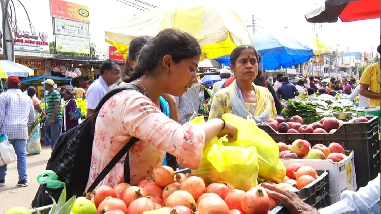 ಹೂ. ಹಣ್ಣು, ತರಕಾರಿ ಸೇರಿದಂತೆ ಯಾವುದೇ ವಸ್ತು ಕೊಂಡರೂ ಕೈ ಸುಡುವಂತಾಗಿದೆ. ಅಗತ್ಯ ವಸ್ತುಗಳ ಬೆಲೆ ಏರಿಕೆ ಮಧ್ಯೆಯೂ ಹೂ ಹಣ್ಣು ತರಕಾರಿ ಬೆಲೆ ಏರಿಕೆಯಾಗಿರುವುದಕ್ಕೆ ಗ್ರಾಹಕರು ಬೇಸರ ವ್ಯಕ್ತಪಡಿಸಿದ್ದಾರೆ.