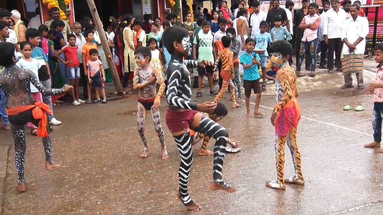 ಕಳೆದ ಎರಡು ದಿನಗಳಿಂದ ಉಡುಪಿಯ ಕಡಗೋಲು ಕೃಷ್ಣ ಲಕ್ಷಾಂತರ ಜನರ ಕಣ್ಮಣಿಯಾಗಿದ್ದಾನೆ. ಪರ್ಯಾಯ ಮಠಾಧೀಶರಿಂದ ಬಗೆ ಬಗೆಯ ಪೂಜೆಗಳನ್ನು ಸ್ವೀಕರಿಸಿ ಸಂಭ್ರಮಿಸಿದ್ದಾನೆ. ಕೃಷ್ಣದೇವರ ಕರುಣೆ ಸದಾ ನಮ್ಮ ಮೇಲಿರಲಿ ಎಂದು ಭಕ್ತರು, ಕೈಮುಗಿದು ಬೇಡಿಕೊಂಡು ಕೃಷ್ಣ ಜನ್ಮಾಷ್ಟಮಿ ಆಚರಿಸಿದ್ದಾರೆ.