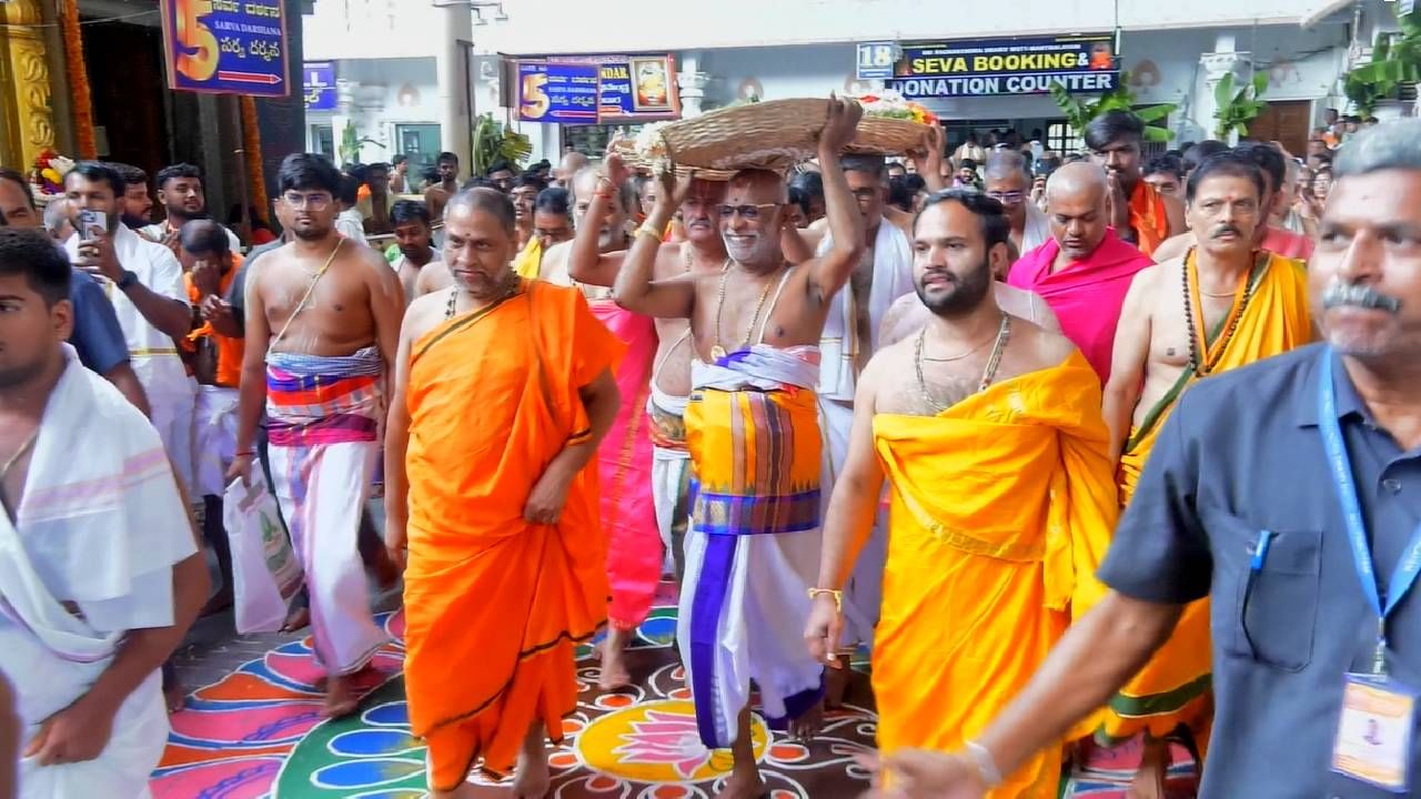 ಏಳು ದಿನಗಳ ರಾಯರ ಆರಾಧನಾ ಮಹೋತ್ಸವದ ಪೈಕಿ ‌ಇಂದಿನಿಂದ‌ ಮೂರು ದಿನಗಳು‌ ಅತಿ ಮಹತ್ವದ ದಿನಗಳಾಗಿದ್ದು, ರಾಘವೇಂದ್ರ ಸ್ವಾಮಿಗಳು ಬೃಂದಾವನಸ್ಥರಾಗಿರುವ ಈ ದಿನಗಳಲ್ಲಿ ರಾಯರ ದರ್ಶನ ಪಡೆದರೆ ಸಕಲ ಸಂಕಷ್ಟಗಳು ದೂರಾಗುತ್ತವೆ ಎಂಬ ನಂಬಿಕೆ ಭಕ್ತರದ್ದಾಗಿದೆ. ಹೀಗಾಗಿ ವಿವಿಧ ಕಡೆಗಳಲ್ಲಿನ ಭಜನಾ ಮಂಡಳಿಯ ನೂರಾರು ಭಕ್ತರು ಆಗಮಿಸಿ, ರಾಯರಿಗೆ ಭಕ್ತಿ ಸೇವೆಯನ್ನ ಸಮರ್ಪಿಸಿದರು.