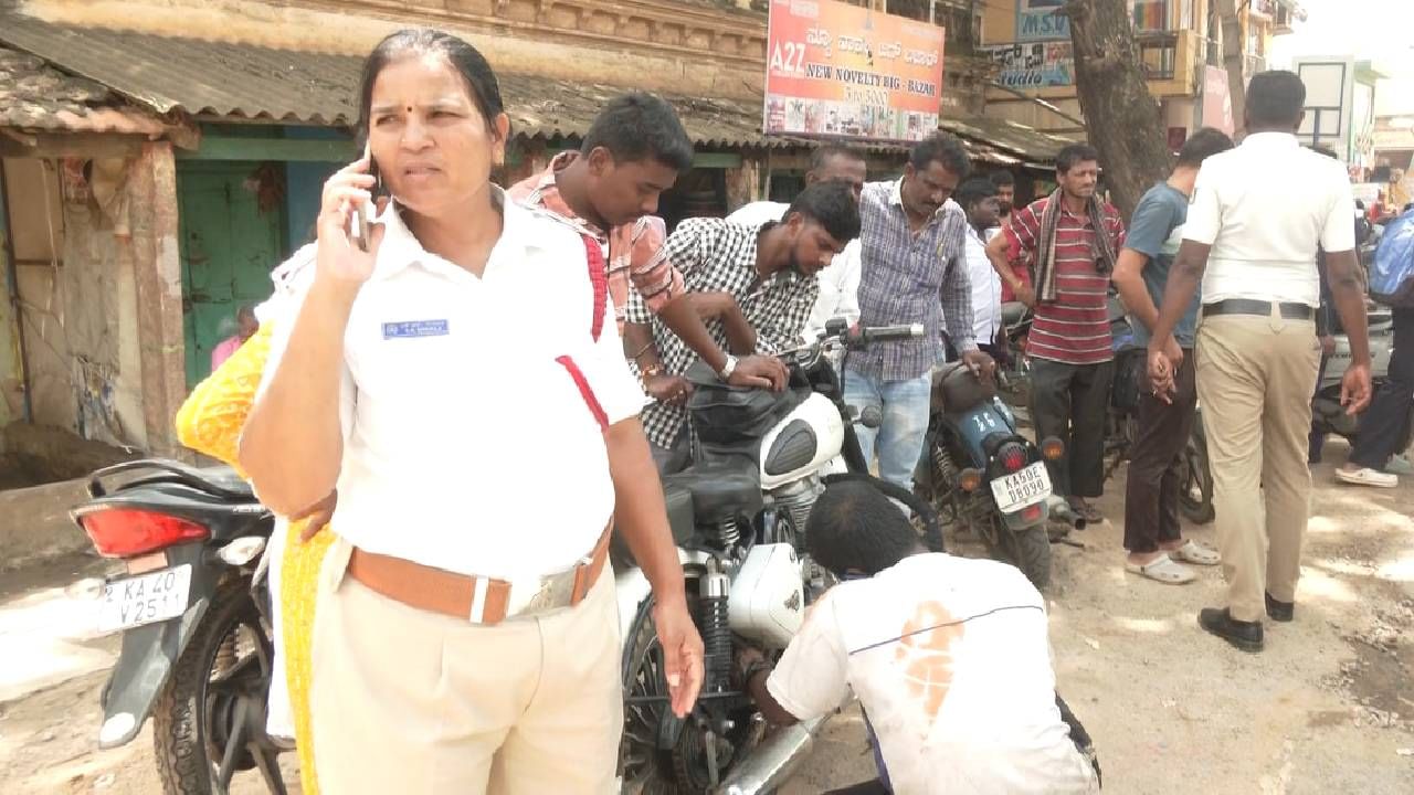 ಇದೀಗ ಸೈಲೆನ್ಸ್​ರ್​ಗಳ ಮೂಲಕ ಪರಿಸರ ಮಾಲಿನ್ಯ ಉಂಟುಮಾಡಿ ಪುಂಡಾಟ ಮೆರೆದಿದ್ದ ಬೈಕ್ ಸವಾರರಿಗೆ, ಪೊಲೀಸರು ಎಚ್ಚರಿಗೆ ನೀಡಿದ್ದಾರೆ.
