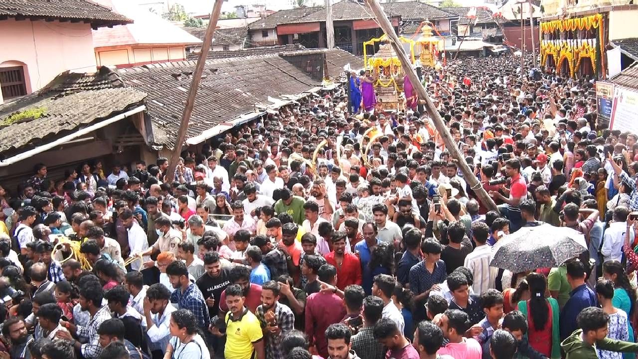 ಪರ್ಯಾಯ ಪುತ್ತಿಗೆಮಠದ ಸುಗುಣೇಂದ್ರ ತೀರ್ಥ ಶ್ರೀಪಾದರು ಪೂಜೆ ನಡೆಸಿ, ಬಳಿಕ ರಥದ ಮುಂದೆ ಭಕ್ತರೊಡನೆ ಸಾಗಿ ಬಂದರು. ಪುತ್ತಿಗೆ ಮಠದ ಕಿರಿಯ ಶ್ರೀಗಳು ಮತ್ತು ಭಂಡಾರ ಕೇರಿ ಮಠದ ಸ್ವಾಮೀಜಿ ಭಾಗಿಯಾದರು. ಹುಲಿ ವೇಷ ಸೇರಿದಂತೆ ಬಗೆ ಬಗೆಯ ವೇಷಧಾರಿಗಳು ಶ್ರೀ ಕೃಷ್ಣನ ಲೀಲೋತ್ಸವಕ್ಕೆ ಸಾಕ್ಷಿಯಾದರು. ಎಂಟು ಮಠಗಳ ಅಂಗಳದಲ್ಲಿ ನಿಂತ ಭಕ್ತರು ಕೃಷ್ಣ ಜಪ ಮಾಡುತ್ತಾ ಚಿನ್ನದ ರಥಕ್ಕೆ ಕೈಮುಗಿದರು.