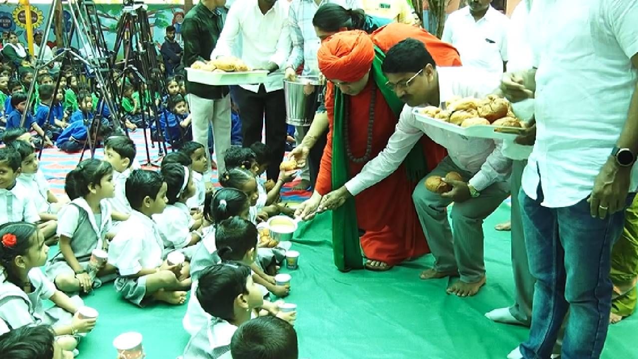 ಇಂದು ಕೂಡ ಸ್ವಾಮೀಜಿಗಳು ದಾವಣಗೆರೆ ಕೆಲ ಶಾಲೆಗಳಿಗೆ ಭೇಟಿ ನೀಡಿ ಮಕ್ಕಳಿಗೆ ಹಾಲು ಹಾಗೂ ಬ್ರೇಡ್ ವಿತರಿಸಿದರು. ವಿಶೇಷ ಅಂದರೆ ಇದು ಸತತ 26 ವರ್ಷಗಳಿಂದ ನಡೆದುಕೊಂಡ ಬಂದ ಅಭಿಯಾನ ಎಂಬುದು ಬಹುತೇಕರಿಗೆ ಗೊತ್ತಿಲ್ಲ.