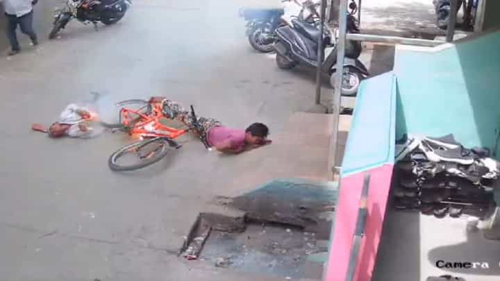Video: ವಿದ್ಯುತ್ ತಂತಿ ತಗುಲಿ ಬಾಲಕ ಸಾವು, ಮತ್ತೊಬ್ಬನ ಸ್ಥಿತಿ ಗಂಭೀರ; ಭೀಕರ ದೃಶ್ಯ ಸಿಸಿಟಿವಿಯಲ್ಲಿ ಸೆರೆ Video: ವಿದ್ಯುತ್ ತಂತಿ ತಗುಲಿ ಬಾಲಕ ಸಾವು, ಮತ್ತೊಬ್ಬನ ಸ್ಥಿತಿ ಗಂಭೀರ; ಭೀಕರ ದೃಶ್ಯ ಸಿಸಿಟಿವಿಯಲ್ಲಿ ಸೆರೆ