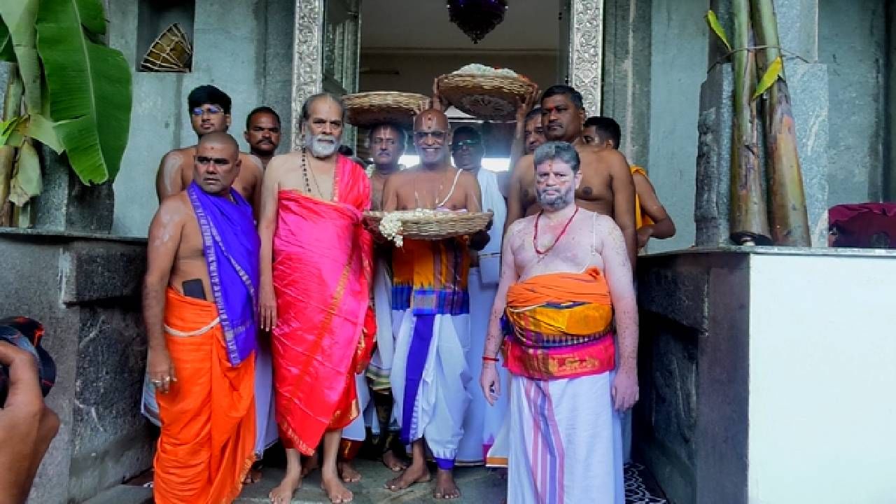 ಇತ್ತ ಮಧ್ಯಾರಾಧನೆ ನಿಮಿತ್ಯ ತಿರುಪತಿ ತಿಮ್ಮಪ್ಪನಿಂದ ಮಂತ್ರಾಲಯಕ್ಕೆ ಶೇಷ ವಸ್ತ್ರದ ಆಗಮನವಾಯ್ತು. ಆಗ ಶೇಷ ವಸ್ತ್ರವನ್ನು ಶ್ರೀ ಮಠದ ಪೀಠಾಧಿಪತಿ ಶ್ರೀ ಸುಬುಧೇಂದ್ರ ತೀರ್ಥರು ವಾದ್ಯಗಳೊಂದಿಗೆ ಅದ್ಧೂರಿಯಾಗಿ ಸ್ವಾಗತ ಕೋರಿದರು. ಆ ಬಳಿಕ ವಾದ್ಯ ಮೇಳಗಳ ಮೂಲಕ ಮೆರವಣಿಗೆ ಮಾಡೋದರ ಜೊತೆ ಶೇಷ ವಸ್ತ್ರ ವನ್ನ ರಾಯರ ಮೂಲ ಬೃಂದಾವನಕ್ಕೆ ಸಮರ್ಪಣೆ ಮಾಡಲಾಯ್ತು.