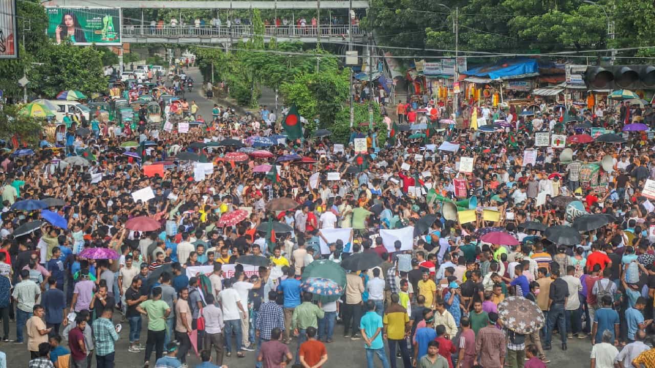 Bangladesh Violence: ಬಾಂಗ್ಲಾದೇಶದಲ್ಲಿ ತಮ್ಮ ಮೇಲಿನ ಹಿಂಸಾಚಾರ ಖಂಡಿಸಿ ಹಿಂದೂಗಳಿಂದ ಬೃಹತ್ ಪ್ರತಿಭಟನೆ Bangladesh Violence: ಬಾಂಗ್ಲಾದೇಶದಲ್ಲಿ ತಮ್ಮ ಮೇಲಿನ ಹಿಂಸಾಚಾರ ಖಂಡಿಸಿ ಹಿಂದೂಗಳಿಂದ ಬೃಹತ್ ಪ್ರತಿಭಟನೆ