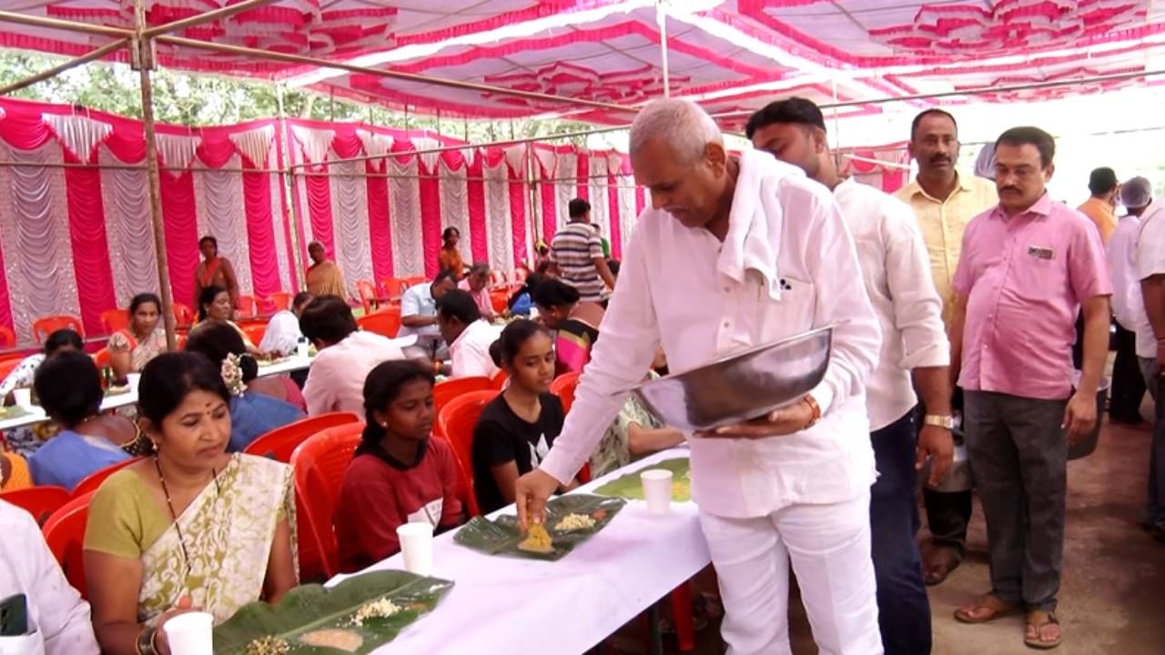 ಜೊತೆಗೆ ಶನಿವಾರ ಭಕ್ತರು ಉಪವಾಸದಲ್ಲಿ ದೇವಸ್ಥಾನಕ್ಕೆ ಬರ್ತಾರೆ ಎಂದು ದೇವಾಲಯದ ಬಳಿ ಅನ್ನಸಂತರ್ಪಣೆಯನ್ನು ಮಾಡಿದ್ದು, ಬೂಂದಿ ಪಾಯಸ, ಮಜ್ಜಿಗೆ, ಅನ್ನ ಸಾಂಬಾರ್​ನ್ನು ಭಕ್ತರು ಸವಿದರು. ಇನ್ನು ಭಕ್ತರು ಹೆಚ್ಚಿನ ಸಂಖ್ಯೆಯಲ್ಲಿ ಬಂದ ಕಾರಣ ಕೆಲ ಕಾಲ ನೆಲಮಂಗಲ-ದೊಡ್ಡಬಳ್ಳಾಪುರ ರಸ್ತೆಯಲ್ಲೂ ಟ್ರಾಫಿಕ್ ಜಾಮ್ ಉಂಟಾಗಿದ್ದು, ವಾಹನಗಳನ್ನ ಕಳಿಸಲು ಪೊಲೀಸರು ಹರಸಾಹಸ ಪಟ್ಟರು.
