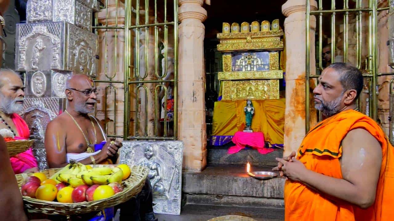 ರಾಯರು ಸಶರೀರರಾಗಿ ವೃಂದಾವನಸ್ಥರಾದ ದಿನದ ಮುನ್ನಾ ದಿನವನ್ನು ಪೂರ್ವಾರಾಧನೆಯಾಗಿ ಮಂತ್ರಾಲಯ ಸೇರಿದಂತೆ ದೇಶದ ಎಲ್ಲಾ ರಾಯರ ಮಠಗಳಲ್ಲಿ ಆಚರಿಸಲಾಗುತ್ತಿದೆ.