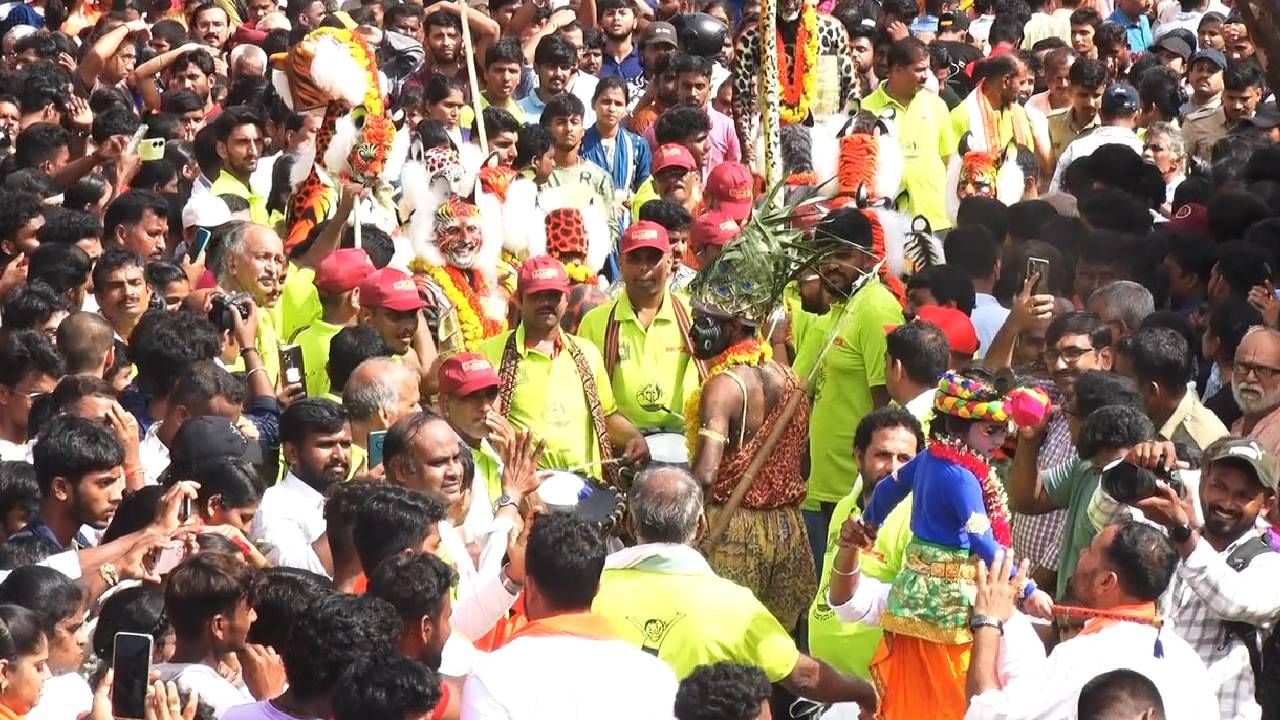 ಒಂದೆಡೆ ಮುದ್ದುಕೃಷ್ಣರ ಕಲರವ, ಮತ್ತೊಂದೆಡೆ ನೂರೆಂಟು ಮುಖವರ್ಣಿಕೆಯ ವೇಷಗಳು, ಈ ಬಾರಿಯ ಹಬ್ವದ ಸಂಭ್ರಮಕ್ಕೆ, ನವಿರಾಗಿ ಸುರಿಯುತ್ತಿದ್ದ ತಿಳಿ ಮಳೆ ಕೂಡ ಅಡ್ಡಿಯಾಗಲಿಲ್ಲ. ರಥ ಬೀದಿಯ ಎರಡು ಕಡೆಗಳಲ್ಲಿ ಎಂದೆ ವಿಶೇಷ ಸ್ಪರ್ಧಾಕೂಟ ಆಯೋಜಿಸಲಾಗಿತ್ತು.
