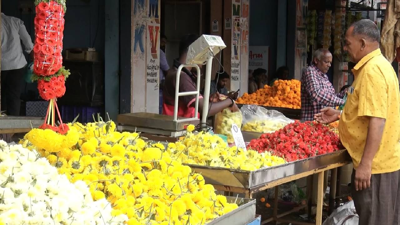  ವರಮಹಾಲಕ್ಷ್ಮೀ‌ ಹಬ್ಬದ ಸಂದರ್ಭದಲ್ಲಿ ಒಂದಿಷ್ಟು ಹೂವಿಗೆ ಬೆಲೆ ಇದ್ದು, ಅಲ್ಪಸ್ವಲ್ಪ ಹಣಗಳಿಸಿದ್ದು ಬಿಟ್ಟರೆ ನಂತರದ ದಿನಗಳಲ್ಲಿ ಕನಿಷ್ಟ ಹಾಕಿರುವಂತಹ ಬಂಡವಾಳ‌ ಸಹ ಸಿಗದೆ‌ ರೈತ‌‌ ಕಂಗಾಲಾಗಿದ್ದಾನೆ. ಪ್ರತಿ ಎಕರೆ ಕನಿಷ್ಟ 50 ರಿಂದ 60 ಸಾವಿರ ಬಂಡವಾಳ ಹಾಕಿ ಬೆಳೆದ ಹೂವು ಜೊತೆಗೆ ರೈತರ ತೋಟದಲ್ಲಿ ಹೂವು ಬಿಡಿಸುವುದು ಸಾಗಾಣಿಕೆ ವೆಚ್ಚ ಎಲ್ಲವನ್ನು ಲೆಕ್ಕ ಹಾಕಿದ್ರೆ ಹೂವು ಬೆಳೆದ ರೈತರಿಗೆ ಹೂವು ತುಂಬುವ ಚೀಲದ ಬೆಲೆಯೂ ಸಿಗುತ್ತಿಲ್ಲ.