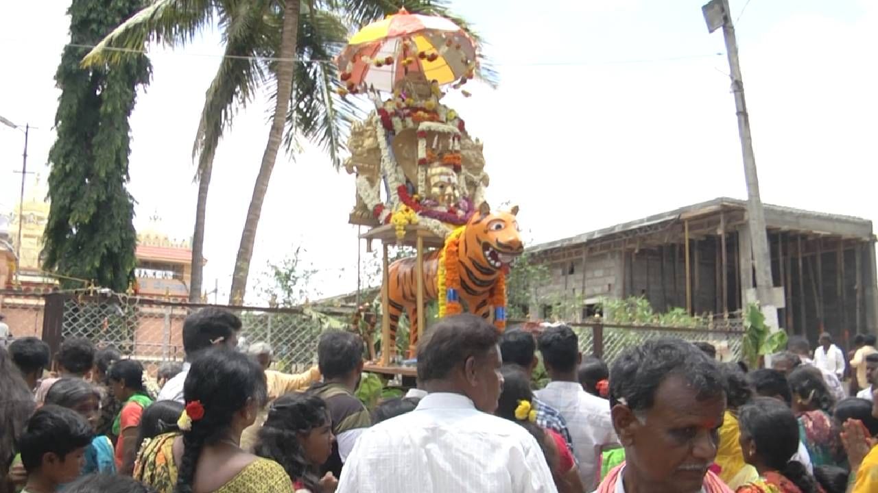 ಇನ್ನು ಪುರಾಣದ ಐತಿಹ್ಯದ ಪ್ರಕಾರ ಈ ಹಿಂದೆ ಮಾದೇಶ್ವರು ಬಿಕ್ಷೆ ಬೇಡುತ್ತ ಬಂದು ಇಲ್ಲಿ ಐಕ್ಯರಾಗಿದ್ದಾರಂತೆ ಹಾಗಾಗಿ ಆಗಿನಿಂದಲೂ ಇಲ್ಲಿ ಭೀಮನ ಅಮವಾಸ್ಯೆಯಂದು ವಿಶೇಷ ಜಾತ್ರಾಮಹೋತ್ಸವ ನಡೆಯುತ್ತಿದೆ.
