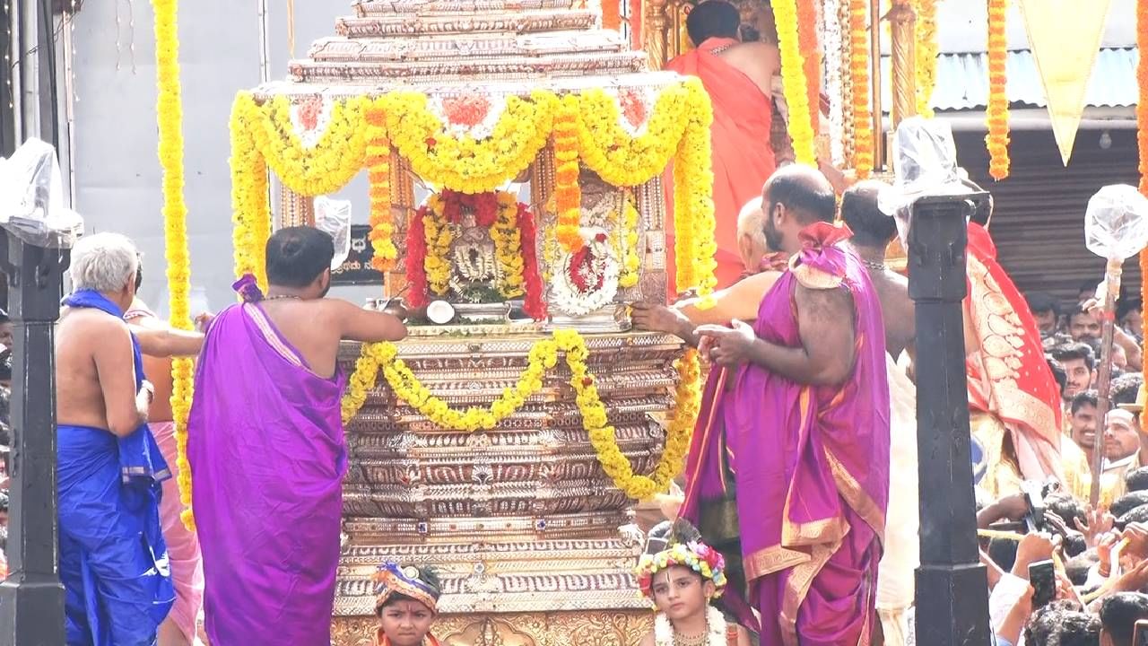 ಉಡುಪಿಯ ಅಷ್ಟಮಿ ಮಹೋತ್ಸವ ಜಗತ್ಪ್ರಸಿದ್ಧಿ ಪಡೆದಿದೆ. ಅದರಲ್ಲೂ ಈಗ ಪುತ್ತಿಗೆ ಮಠದ ಶ್ರೀಗಳು ವಿಶ್ವ ಪರ್ಯಾಯ ನಡೆಸುತ್ತಿದ್ದಾರೆ. ಎರಡು ದಿನಗಳ ಕಾಲ ನಡೆಯುವ ಉತ್ಸವದಲ್ಲಿ ಕೃಷ್ಣದೇವರ ಮೆರವಣಿಗೆ ನಡೆಸಲಾಗುವ ವಿಟ್ಲಪಿಂಡಿ ಮಹೋತ್ಸವವೆಂದರೆ ವೈಭವದ ಹಬ್ಬ.