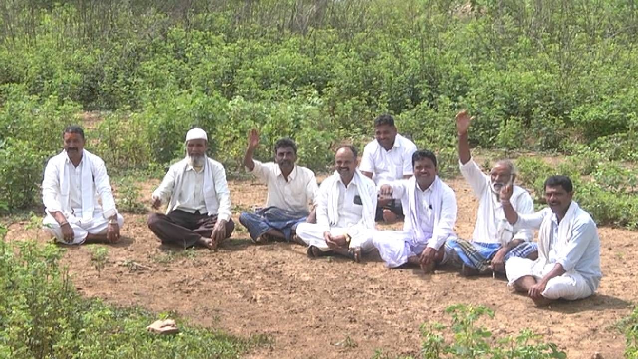 ಹೀಗಾಗಿ ಜಿಲ್ಲೆಯ ಹಿರೇಕೇರೂರು ತಾಲೂಕಿನ ಕೋಡ ಗ್ರಾಮದ ರೈತರು ಖಾಲಿಯಾದ ಕೆರೆಯಲ್ಲಿಯೇ ಪ್ರತಿಭಟನೆಗೆ ಕುಳಿತಿದ್ದಾರೆ. ಗ್ರಾಮದ 100 ಎಕರೆ ಬೃಹತ್ ಕೆರೆಯಲ್ಲಿ ಹನಿ ನೀರಿಲ್ಲ, ನೂರಾರು ಕೋಟಿ ಖರ್ಚು ಮಾಡಿ ಅಸುಂಡಿ ಏತ ನೀರಾವರಿ ಯೋಜನೆ ಮೂಲಕ ಕೆರೆ ತುಂಬಿಸುವ ಕಾಮಗಾರಿ ಪೂರ್ಣಗೊಂಡರು ಪ್ರಯೋಜನವಾಗಿಲ್ಲ.