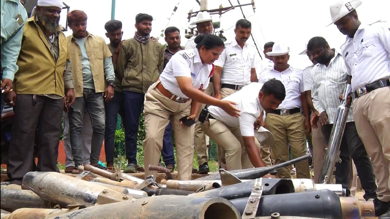 ಮಾಡಿಫೈ ಮಾಡಿಸಿದ ಸೈಲೆನ್ಸರ್​ಗಳನ್ನ ಐಷಾರಾಮಿ ಬೈಕ್​ಗಳಿಗೆ ಅಳವಡಿಸಿ ಶಾಲಾ-ಕಾಲೇಜು, ಲೇಡಿಸ್ ಹಾಸ್ಟೆಲ್ ಸೇರಿದಂತೆ ಕಾಲೇಜು ಕನ್ಯೆಯರು ಸಂಚರಿಸುವ ರಸ್ತೆಗಳಲ್ಲಿ ಬೈಕ್​ಗಳನ್ನೇರಿ ಕಾಲೇಜು ಯುವತಿಯರಿಗೆ ಚಮಕ್ ಕೊಡುತ್ತಿದ್ದ ಪುಂಡರಿಗೆ ಪೊಲೀಸರು ಬುದ್ದಿ ಕಲಿಸಿದ್ದಾರೆ.