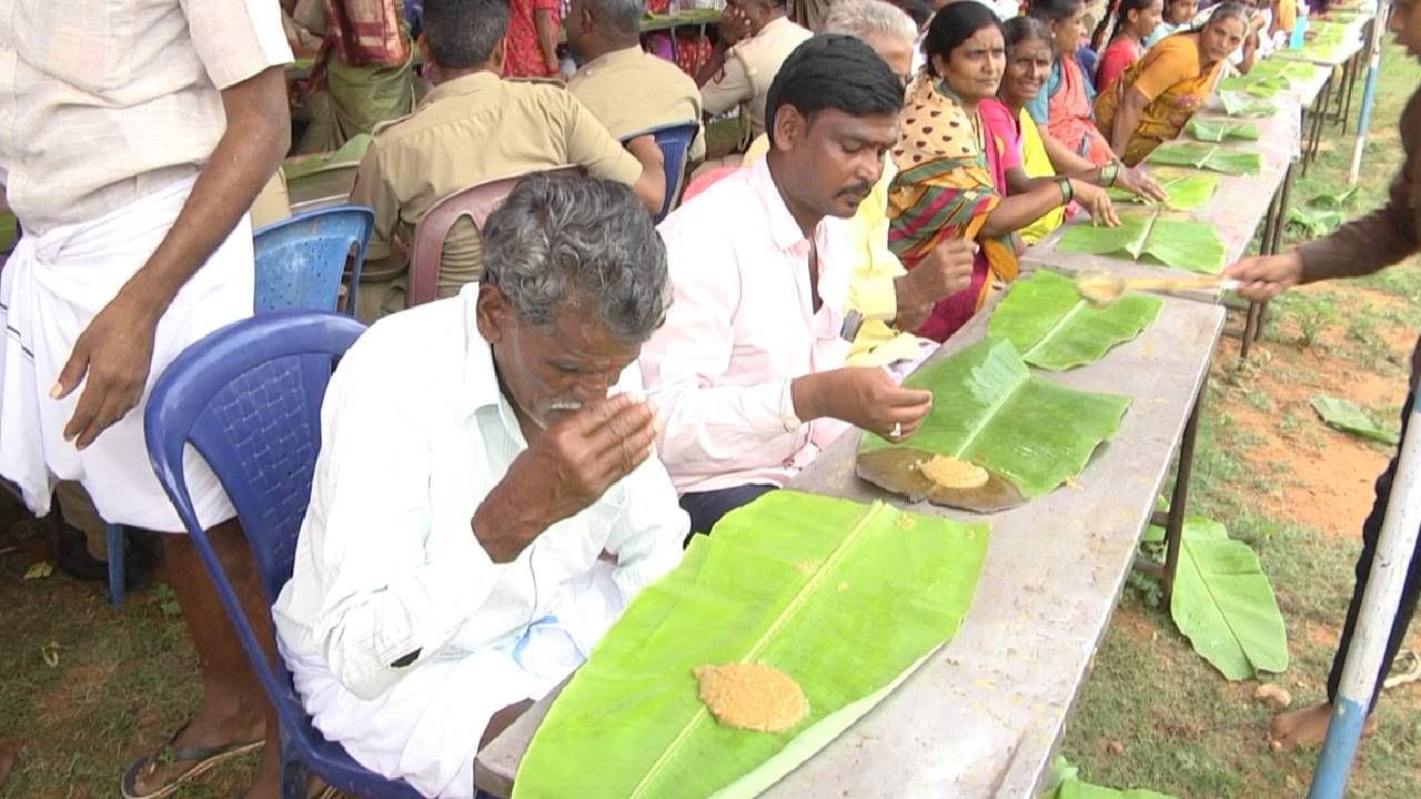 ಇನ್ನು ಭಾನುವಾರ ಹಾಗೂ ರಾಜ್ಯದಲ್ಲಿ ಶಕ್ತಿಯೋಜನೆ ಜಾರಿಯಲ್ಲಿರುವ ಹಿನ್ನಲೆ ಮಹಿಳಾ ಭಕ್ತರ ಸಂಖ್ಯೆಯಲ್ಲಿ ದಿಢೀರ್ ಏರಿಕೆ ಕಂಡಿದೆ. ಮಾದಪ್ಪನ ದರ್ಶನಕ್ಕಾಗಿ ಬಂದ ಭಕ್ತರಿಗೆ ವಿಶೇಷವಾಗಿ ಪ್ರಸಾದದ ವ್ಯವಸ್ಥೆ ಸಹ ಮಾಡಲಾಗಿತ್ತು. ಪಾಯಸ, ಹುಳಿ, ಅನ್ನ ಸಾಂಬಾರ್ ಹಾಗೂ ಮಜ್ಜಿಗೆಯನ್ನ ವಿತರಿಸಲಾಯ್ತು.