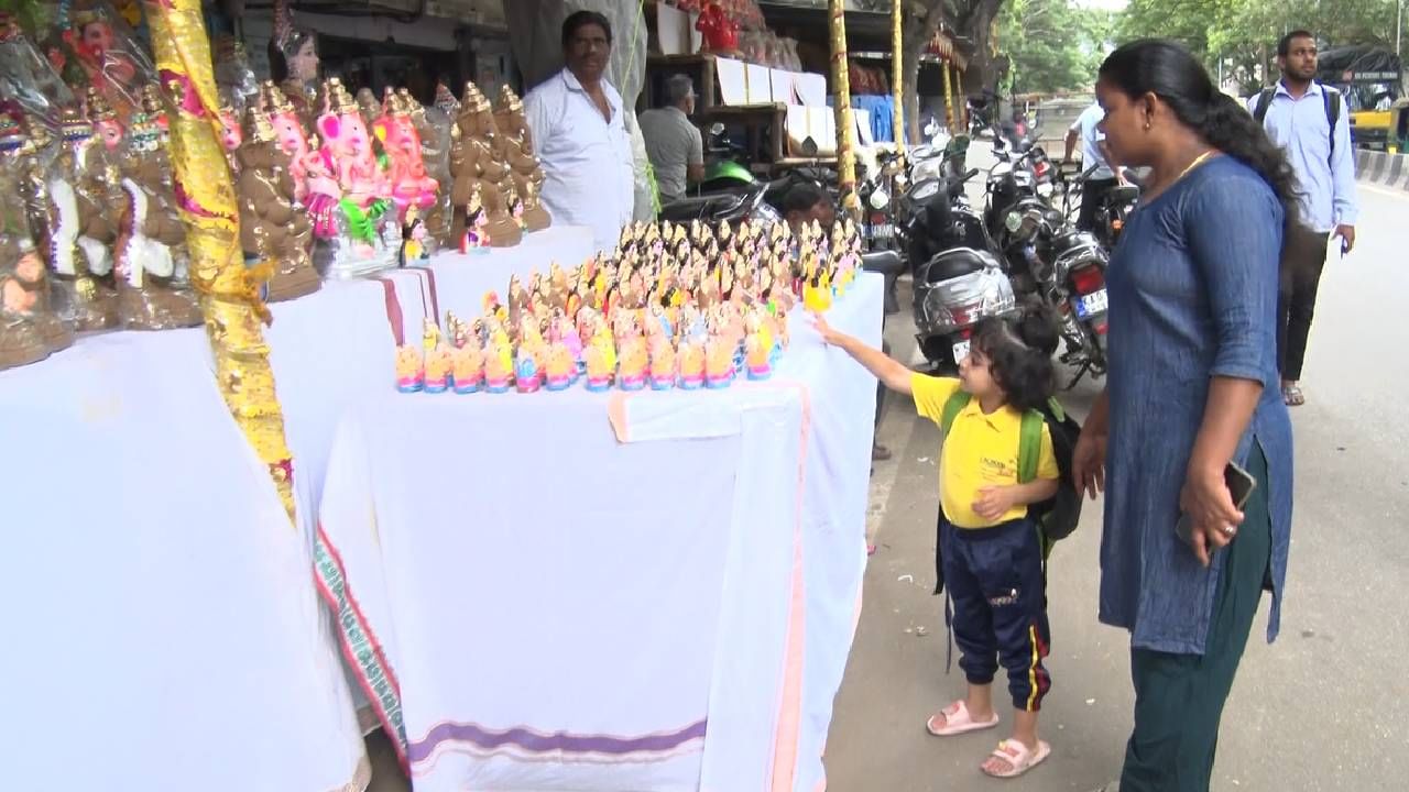 ಇನ್ನು ಸಣ್ಣ ಗಣೇಶ ಮೂರ್ತಿಗಳಿಂದ ದೊಡ್ಡ ಗಣೇಶ ಮೂರ್ತಿಗಳು ಇದ್ದು, 5 ಸಾವಿರದಿಂದ‌ 50 ಸಾವಿರದವರೆಗೂ ಹಣ ನಿಗಧಿಯಾಗಿದೆ. ಈ ಕುರಿತು ಶೇಖರ್ ಎಂಬುವವರು ಮಾತನಾಡಿ, ‘ಮೂರ್ತಿಗಳ ಭೇಡಿಕೆ ಹೆಚ್ಚಾಗಿದೆ. ಜನರು ಮುಗಿಬಿದ್ದು ಕೊಂಡೊಯ್ಯುತ್ತಿದ್ದಾರಂತೆ.
