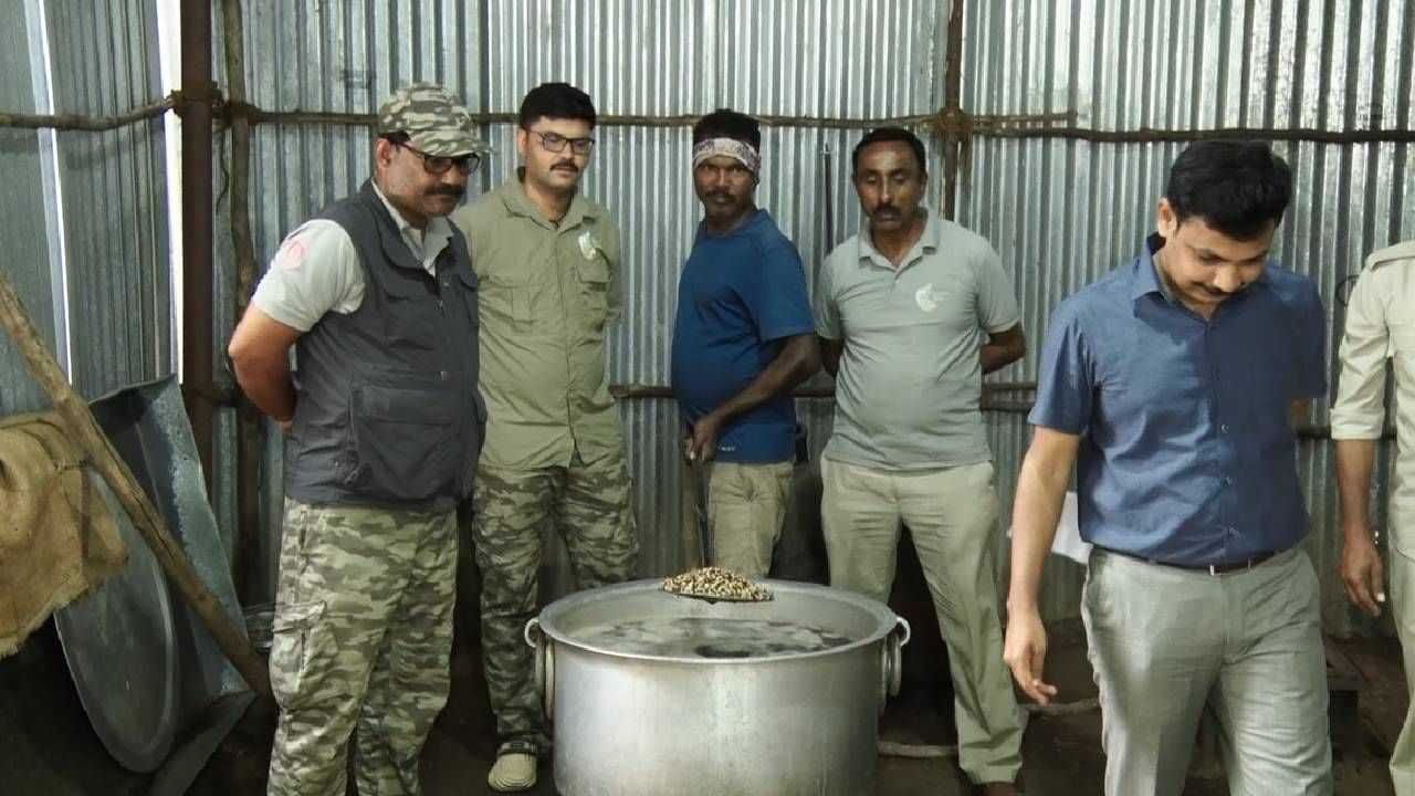 ಉದ್ದಿನ ಕಾಳು, ಹೆಸರು ಕಾಳು, ಗೋದಿ, ಕುಸುಬಲಕ್ಕಿಯನ್ನು ಸುಮಾರು ಮೂರ್ನಾಲ್ಕು ತಾಸು ಚೆನ್ನಾಗಿ ಬೇಯಿಸಲಾಗುತ್ತದೆ. ಇದನ್ನು ಉಂಡೆ ಮಾಡಿ ಪ್ರತಿದಿನ‌‌ ಬೆಳಿಗ್ಗೆ, ಸಂಜೆ ನೀಡಲಾಗುತ್ತಿದೆ.
