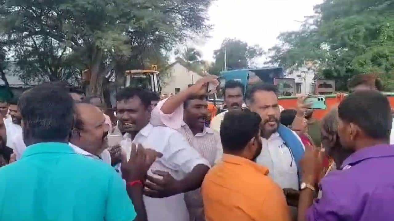 ದಾವಣಗೆರೆ: 60 ವರ್ಷಗಳಿಂದ ವಾಸವಾಗಿದ್ದ ನೆಲ ನನ್ನದು ಎಂದು ಖಾಸಗಿ ವ್ಯಕ್ತಿ ವಾದ, ಗ್ರಾಮದ 30 ಕುಟುಂಬಗಳಿಗೆ ಎತ್ತಂಗಡಿ ಭೀತಿ ದಾವಣಗೆರೆ: 60 ವರ್ಷಗಳಿಂದ ವಾಸವಾಗಿದ್ದ ನೆಲ ನನ್ನದು ಎಂದು ಖಾಸಗಿ ವ್ಯಕ್ತಿ ವಾದ, ಗ್ರಾಮದ 30 ಕುಟುಂಬಗಳಿಗೆ ಎತ್ತಂಗಡಿ ಭೀತಿ