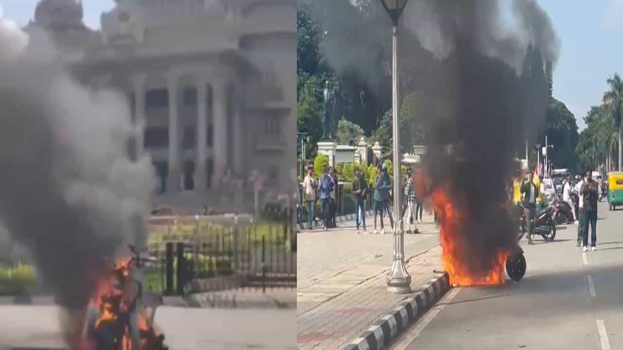 ಪೊಲೀಸರ ಮೇಲಿನ ಕೋಪಕ್ಕೆ ವಿಧಾನಸೌಧದ ಮುಂದೆಯೇ ಬೈಕ್ಗೆ ಬೆಂಕಿ ಹಚ್ಚಿದ ಯುವಕ ಪೊಲೀಸರ ಮೇಲಿನ ಕೋಪಕ್ಕೆ ವಿಧಾನಸೌಧದ ಮುಂದೆಯೇ ಬೈಕ್ಗೆ ಬೆಂಕಿ ಹಚ್ಚಿದ ಯುವಕ