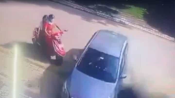 ಉತ್ತರ ಪ್ರದೇಶ: ಕಾರಿನಿಂದ ಸ್ಕೂಟಿಗೆ ಗುದ್ದಿದ ಅಪ್ರಾಪ್ತ ಬಾಲಕ, ಮಹಿಳೆ ಸ್ಥಳದಲ್ಲೇ ಸಾವು, ಮಗಳ ಸ್ಥಿತಿ ಗಂಭೀರ ಉತ್ತರ ಪ್ರದೇಶ: ಕಾರಿನಿಂದ ಸ್ಕೂಟಿಗೆ ಗುದ್ದಿದ ಅಪ್ರಾಪ್ತ ಬಾಲಕ, ಮಹಿಳೆ ಸ್ಥಳದಲ್ಲೇ ಸಾವು, ಮಗಳ ಸ್ಥಿತಿ ಗಂಭೀರ