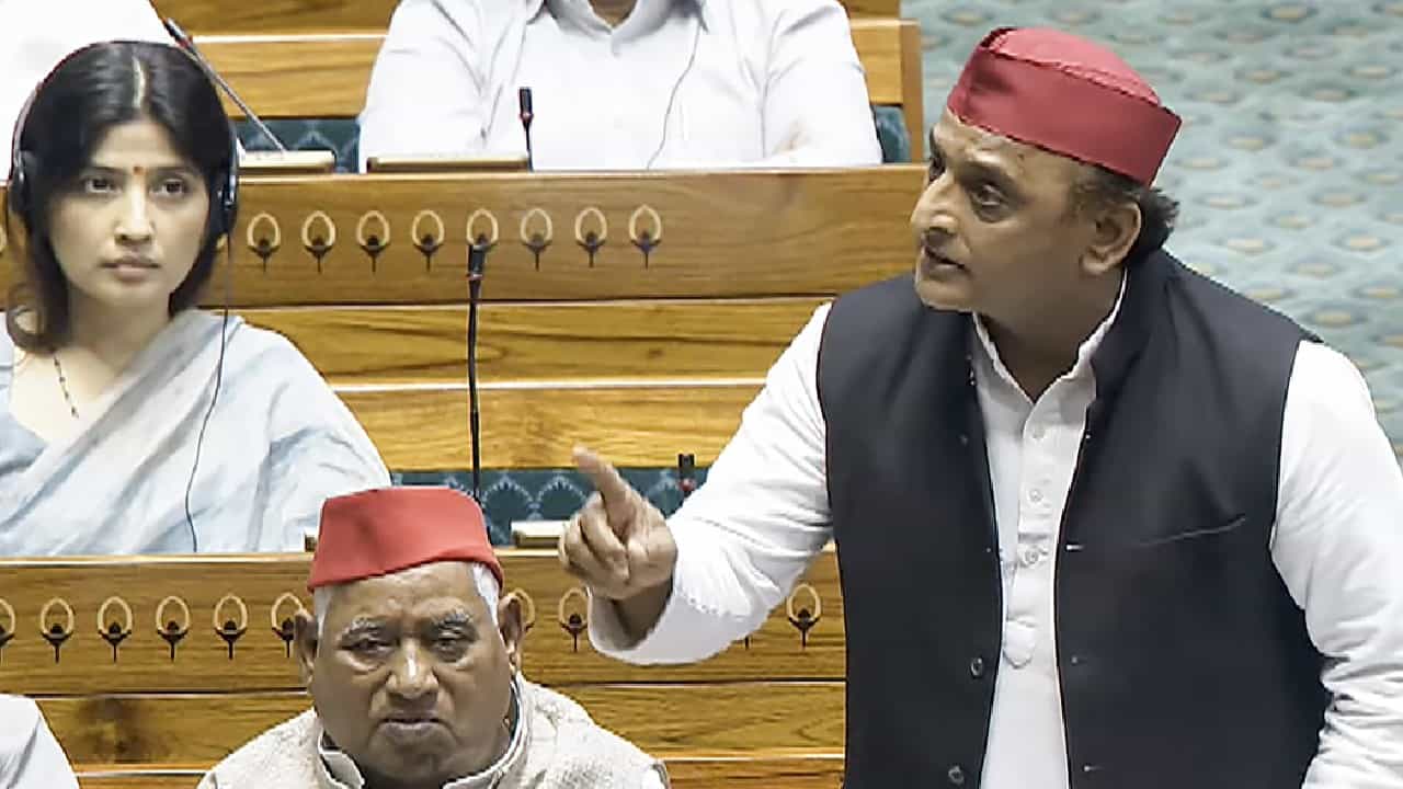 'ಭಾರತೀಯ ಜಮೀನ್ ಪಾರ್ಟಿ'; ಸದನದಲ್ಲಿ ವಕ್ಫ್ ಮಸೂದೆ ಮಂಡನೆಗೆ ಬಿಜೆಪಿ ವಿರುದ್ಧ ಅಖಿಲೇಶ್ ಯಾದವ್ ವಾಗ್ದಾಳಿ 'ಭಾರತೀಯ ಜಮೀನ್ ಪಾರ್ಟಿ'; ಸದನದಲ್ಲಿ ವಕ್ಫ್ ಮಸೂದೆ ಮಂಡನೆಗೆ ಬಿಜೆಪಿ ವಿರುದ್ಧ ಅಖಿಲೇಶ್ ಯಾದವ್ ವಾಗ್ದಾಳಿ